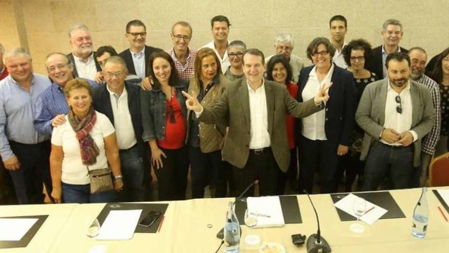 Alcaldes -con Abel Caballero haciendo el signo de la victoria-, portavoces y ediles del PSOE de 22 municipios de la provincia. // Ricardo Grobas