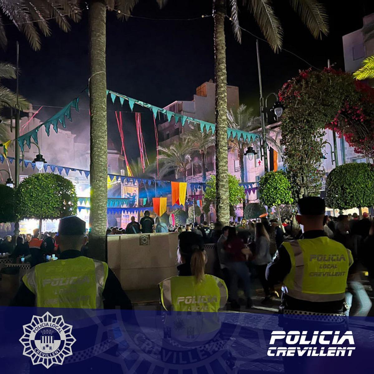 Policía Local en la última fiesta nocturna de los Moros y Cristianos en la plaza de la Constitución
