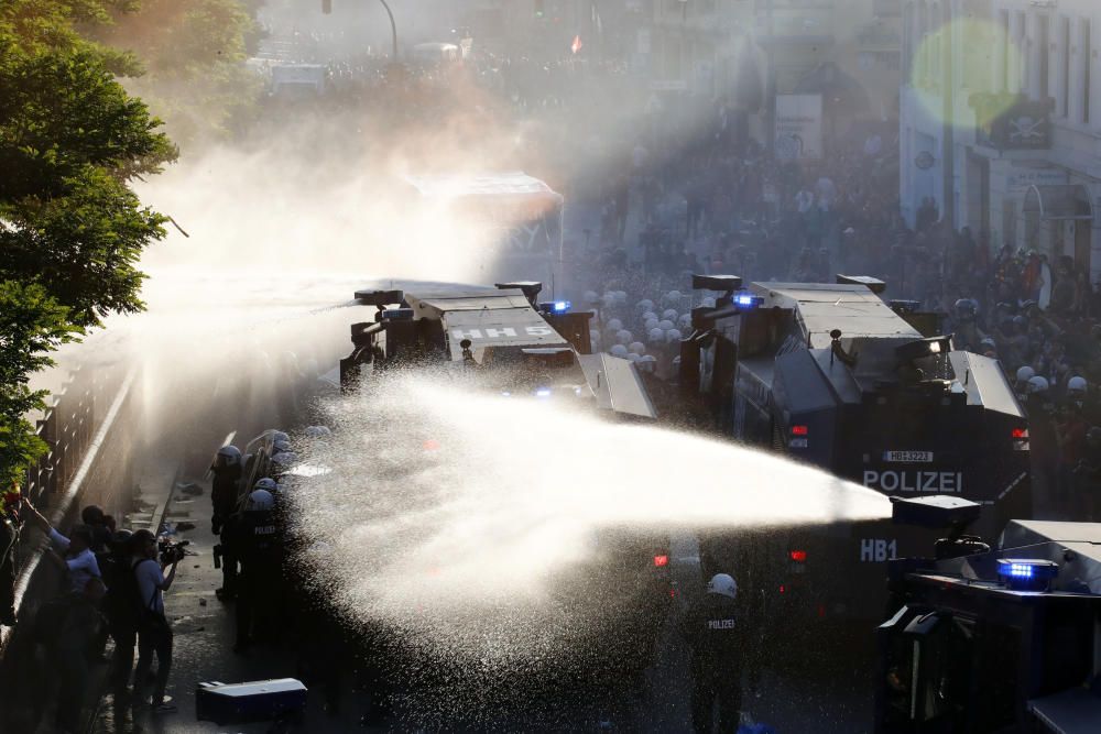 La policía antidisturbios alemana utiliza cañones de agua contra manifestantes durante la cumbre del G20 en Hamburgo, Alemania