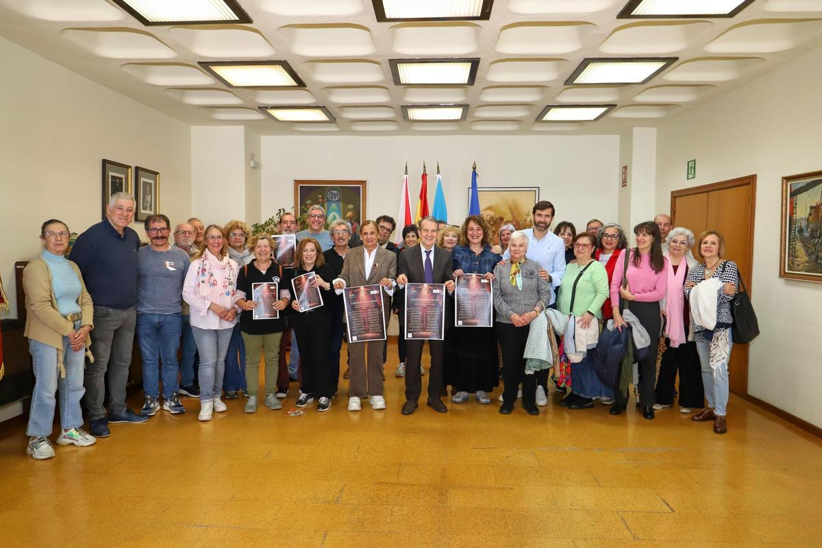 El alcalde y concejales con representantes de las agrupaciones de teatro.