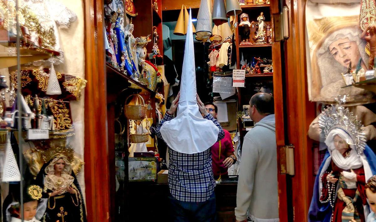 Tienda de capirotes y cofradías en Sevilla.