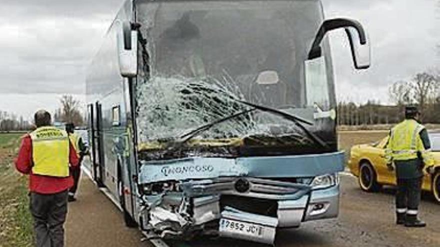 Tres muertos en Palencia al chocar su coche contra un autocar de una empresa de Vigo