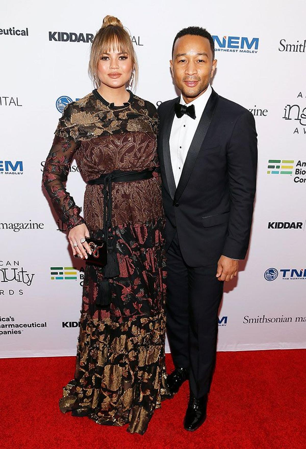 Chrissy Teigen y John Legend en los Smithsonian Magazine's 2017 American Ingenuity Awards