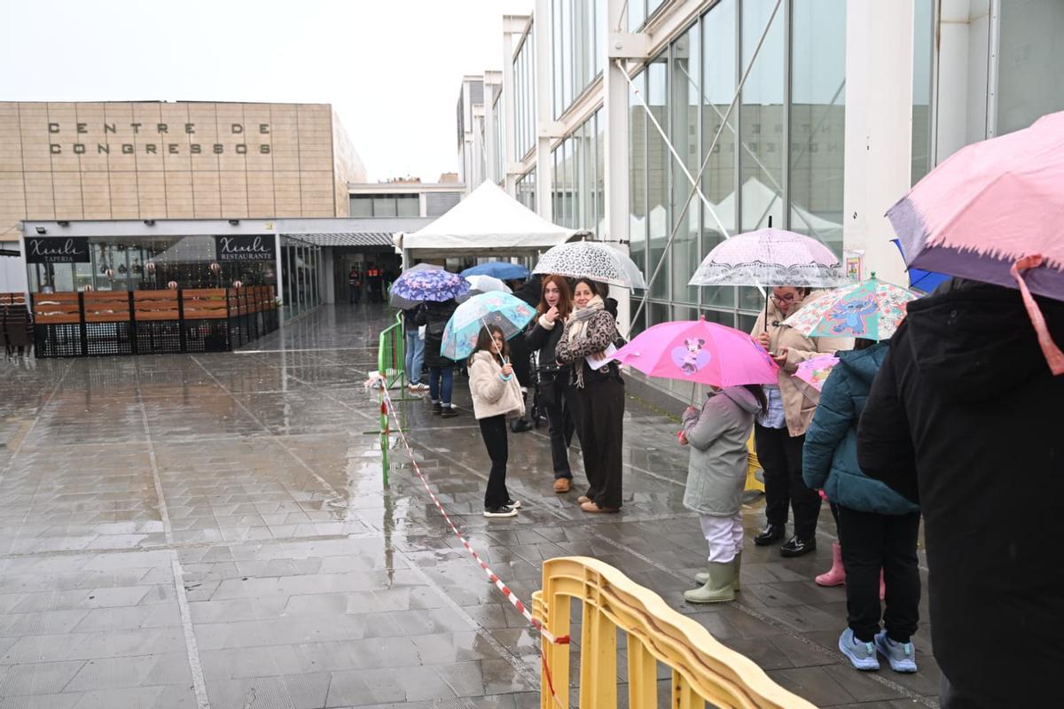 Colas bajo la lluvia en Elche para ver a los Reyes en el Campamento Real