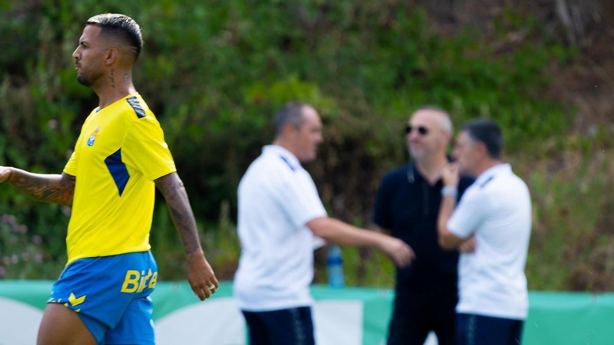 Jonathan Viera, en pretemporada, en primer término. Detrás, Miguel Ángel Ramírez, Pimienta y Helguera.