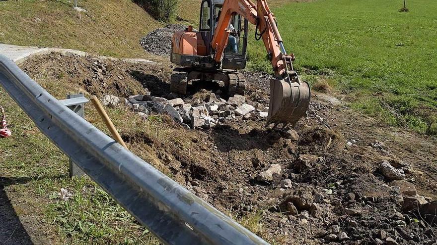 Una máquina trabaja en el aparcamiento que se va a habilitar.