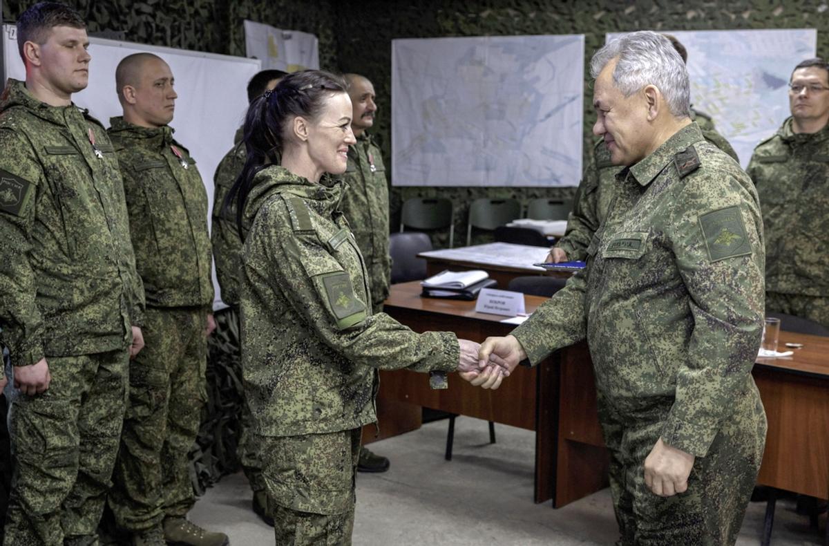 El Ministro de Defensa ruso, Sergei Shoigu, durante su inspección de las tropas rusas, en un lugar no revelado en Ucrania.