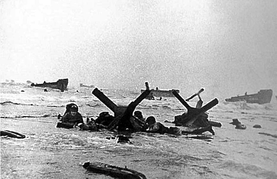 Siete de las famosas «ocho fotos» de los momentos más críticos del desembarco de las tropas norteamericanas en la playa de Omaha.