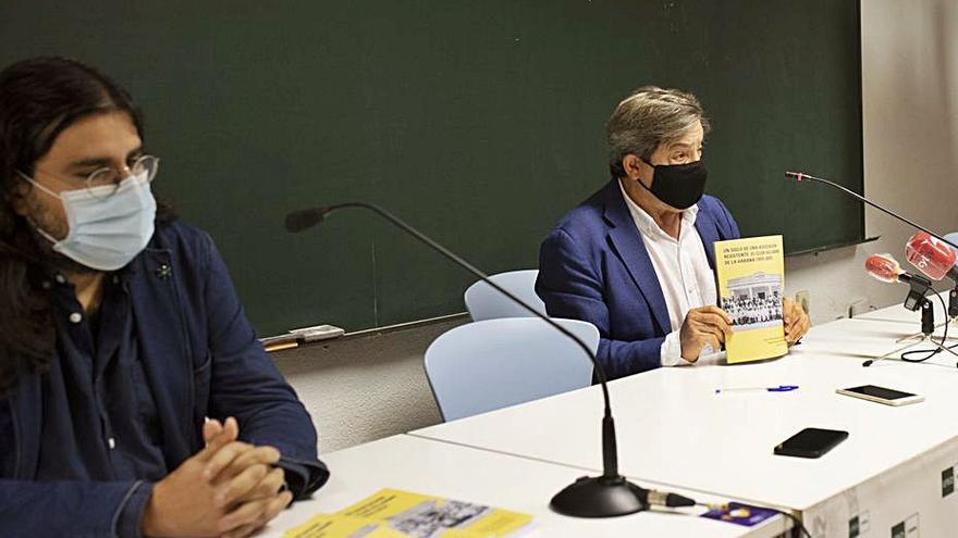 Juan Andrés Blanco, con el libro, junto a Rubén Sánchez. | Emilio Fraile