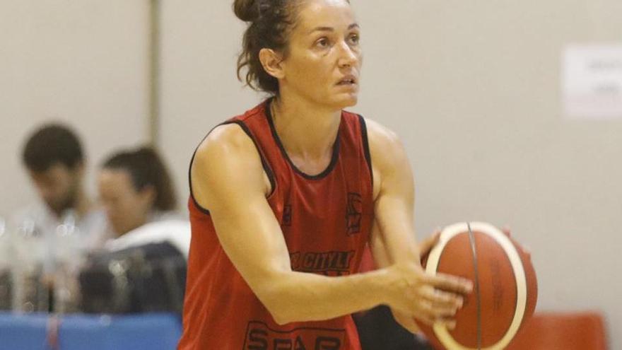 Laia Palau, durant un entrenament d&#039;aquesta temporada al Pavelló de Palau