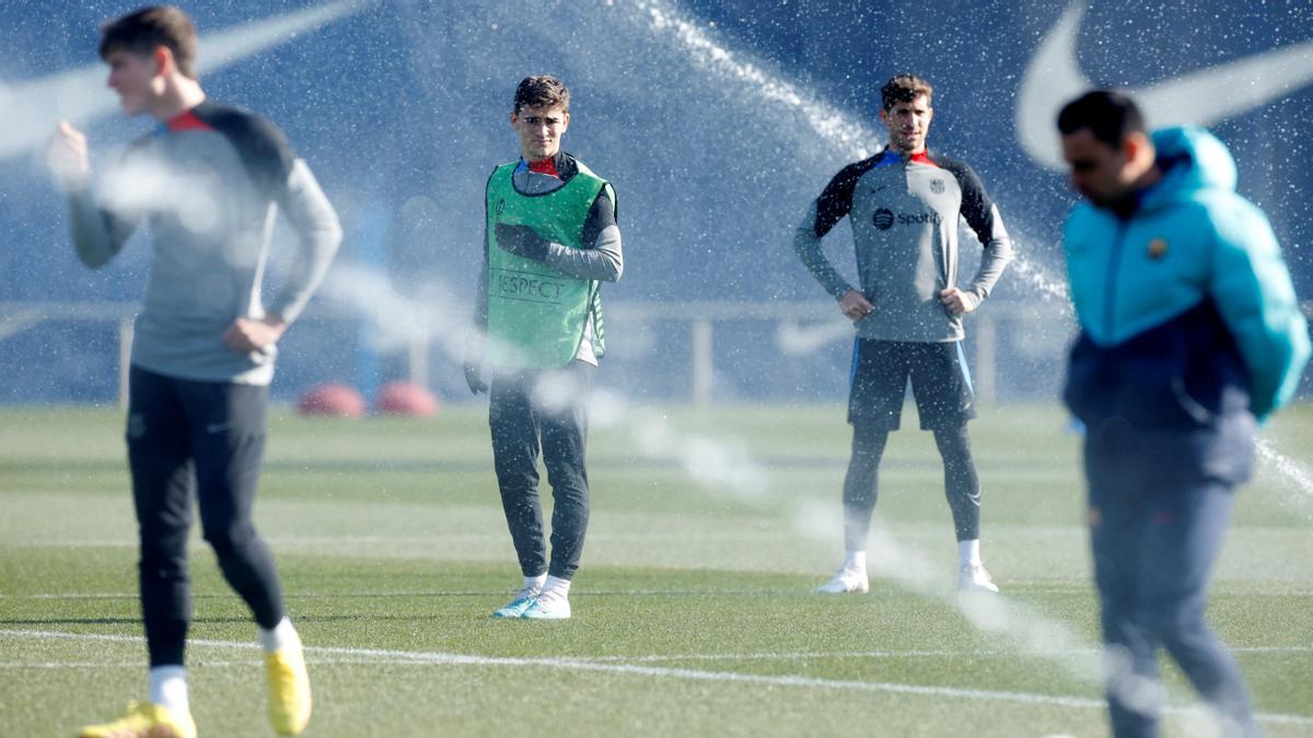 Gavi y Sergi Roberto, de fondo, con Xavi desenfocado en primer término.