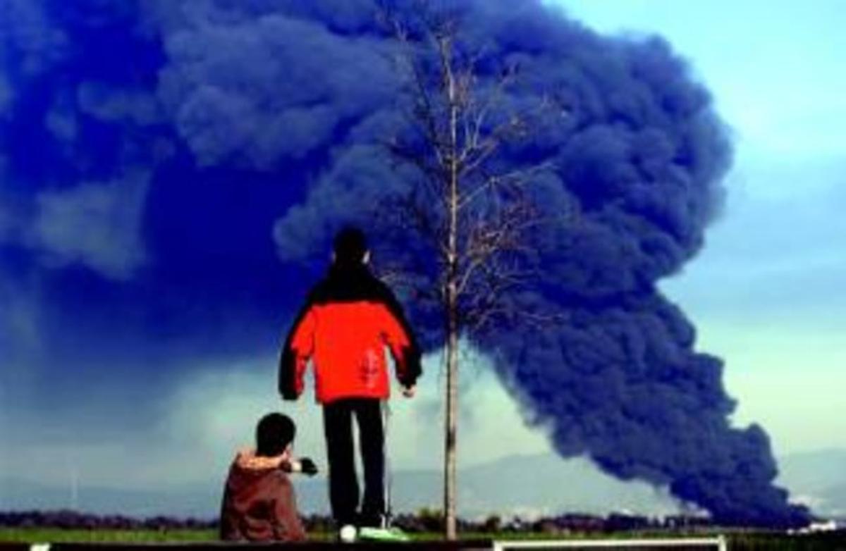 Dos nens observen l’espectacular columna de fum que va provocar l’incendi. Dos nens observen l’espectacular columna de fum que va provocar l’incendi.