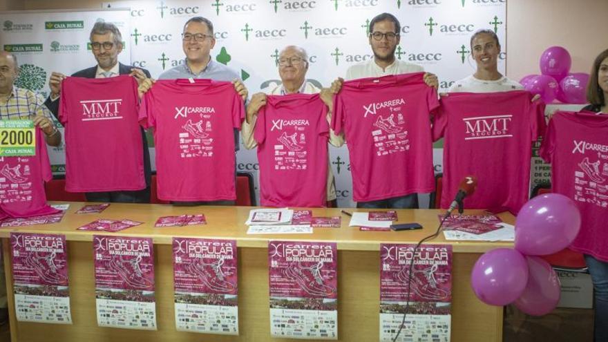 Participantes en el acto de presentación de la XI Carrera Popular Día del Cáncer de Mama