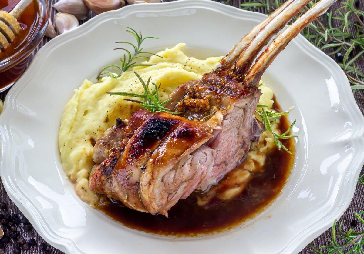 Costillar o carré de cordero con miel