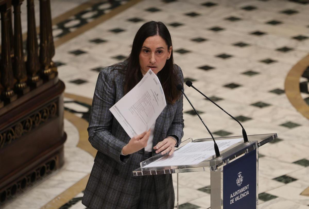 Elisa Valía muestra los estatutos iniciales del nuevo organismo, cambiados a posteriori