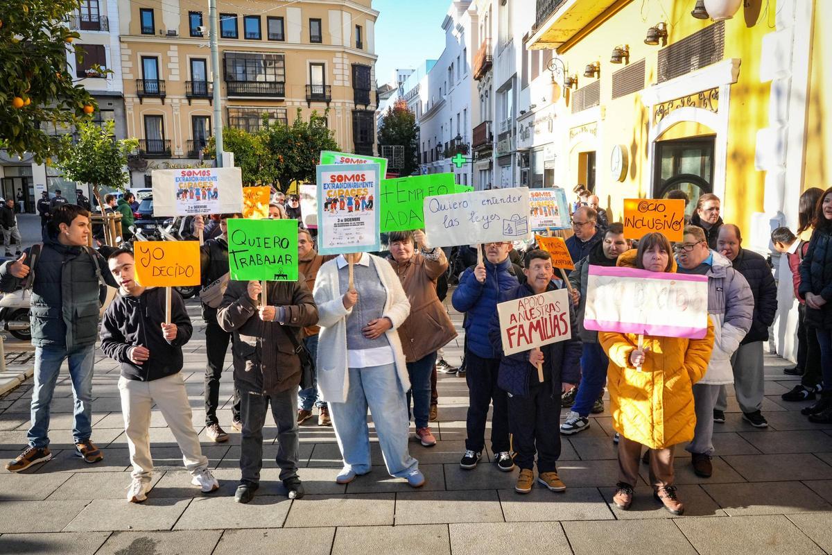 Varteles reivindicativos en la marcha inclusiva del Día de las Personas con Discapacidad en Badajoz