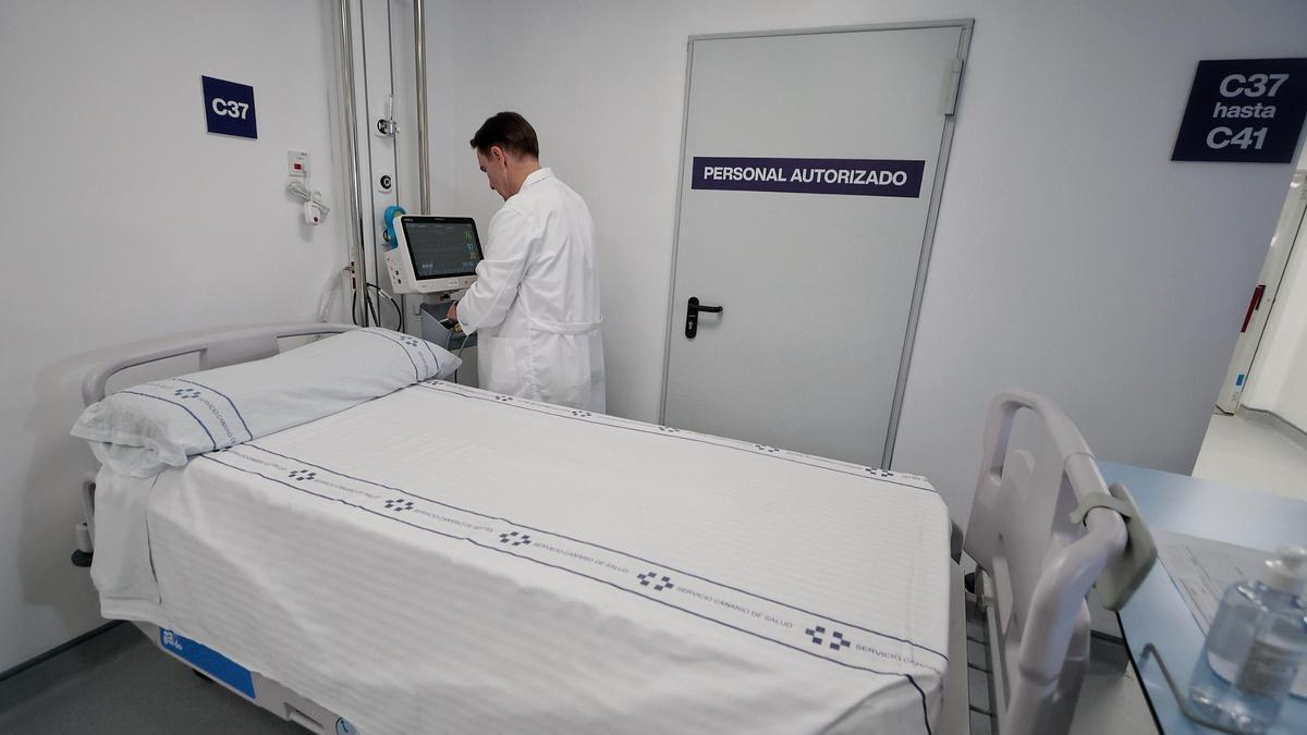 Un sanitario de La Candelaria junto a una de las nuevas camas del Hospital de Día Quirúrgico.