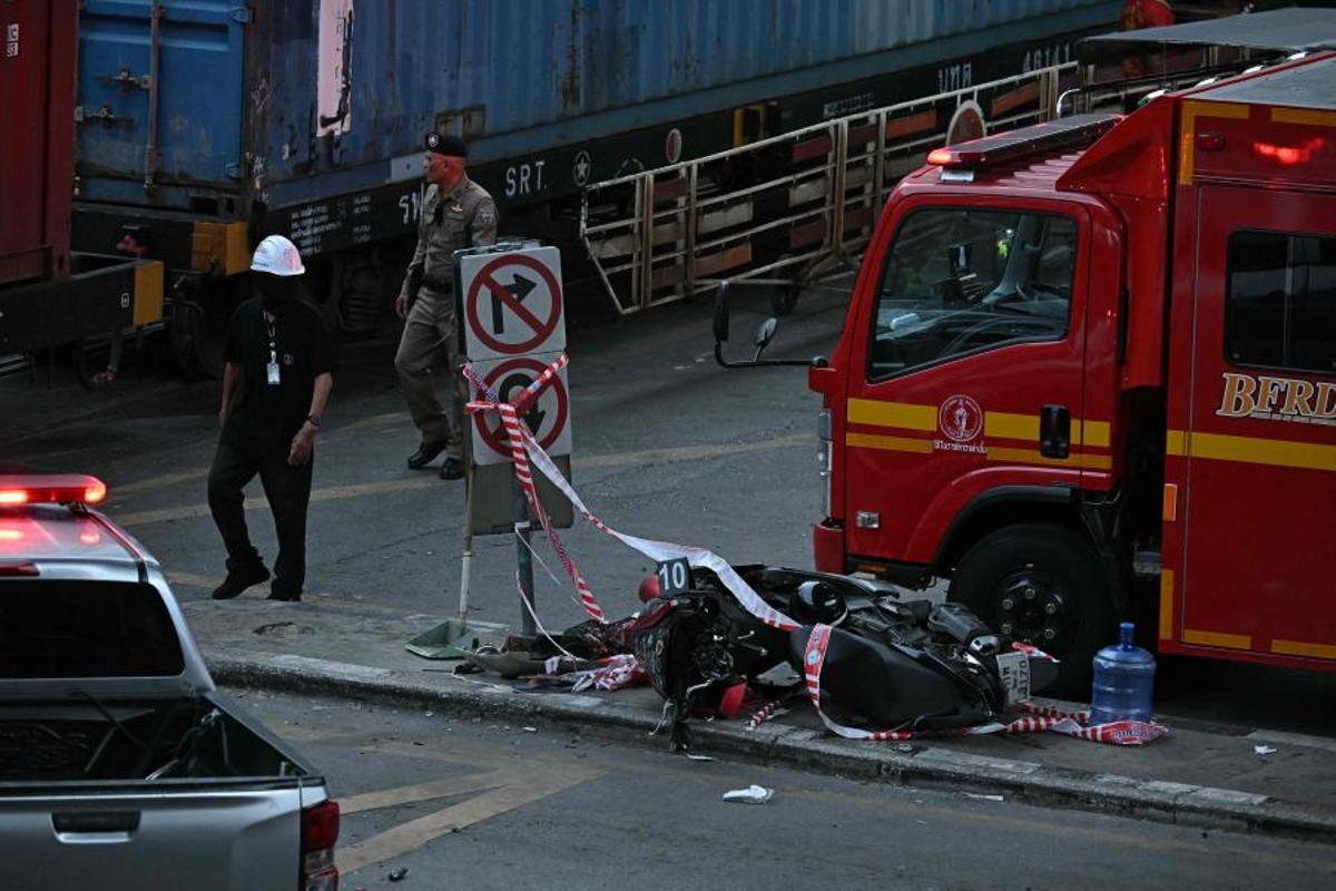 Imágenes del accidente entre un tren y un autobús en Bangkok, que ha dejado al menos ocho muertos y 25 heridos después de que el vehículo se incendiara tras el impacto.