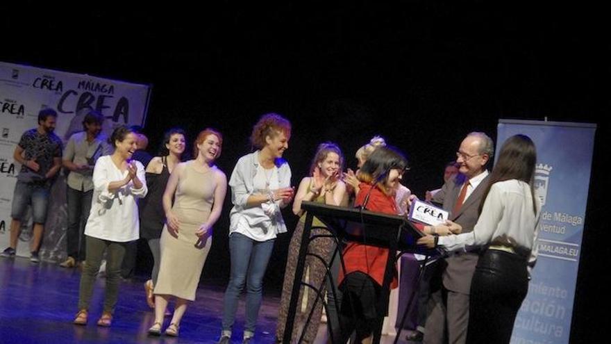 El alcalde, entregando los premios de la categoría de Artes Escénicas.