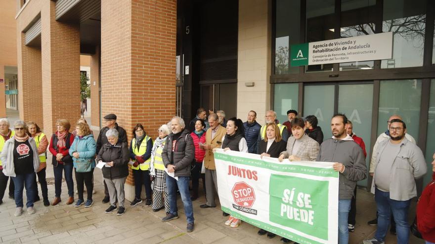 15M Stop Desahucios logra una reunión con AVRA tras una concentración ante la sede en Córdoba