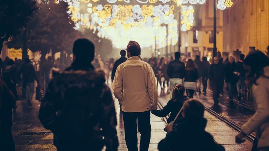 Familias paseando en Navidad por las calles.