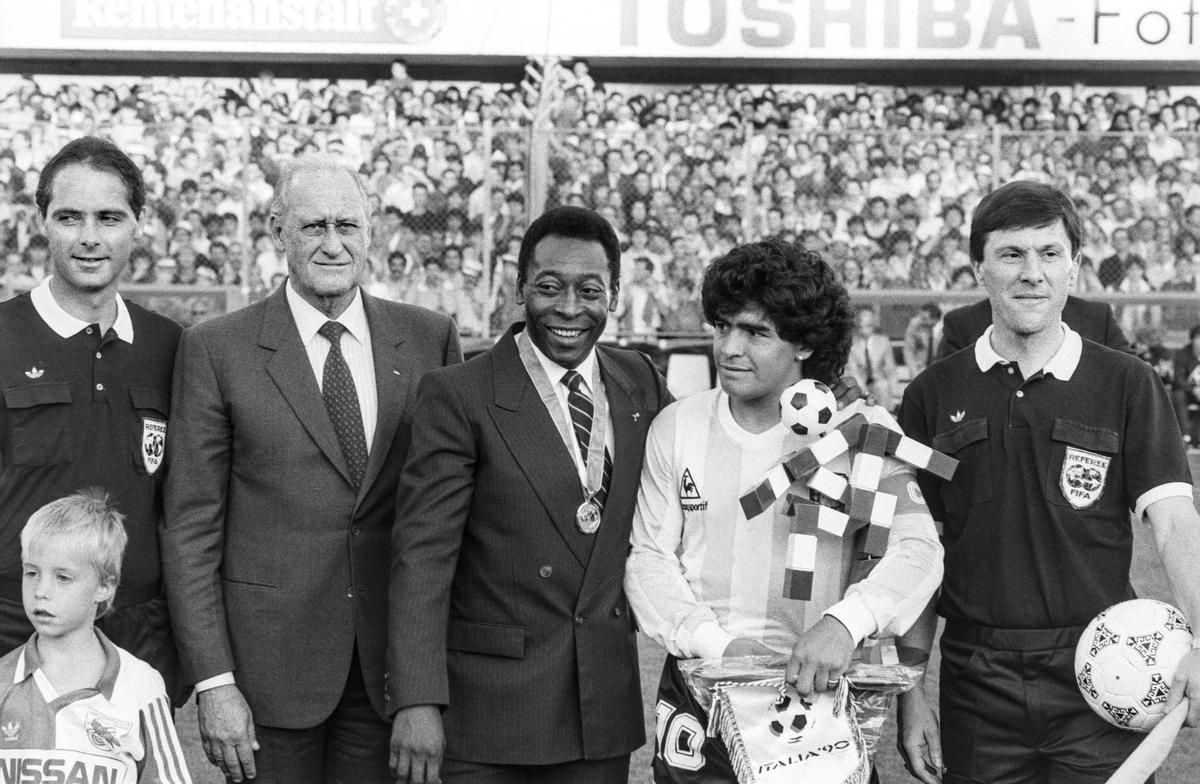 Zurich (Switzerland).- (FILE) - Brazilian soccer legend Pele (C), Argentinian soccer legend Diego Maradona (2-R) and FIFA president Joao Havelange (2-L) during the match between Italy and Argentina in Zurich, Switzerland, 10 June 1987 (reissued 29 December 2022). According to his agent, Pele, whose proper name is Edson Arantes do Nascimento, has died on 28 December 2022 at age 82. (Brasil, Italia, Suiza) EFE/EPA/STR B/W ONLY *** Local Caption *** 56520514