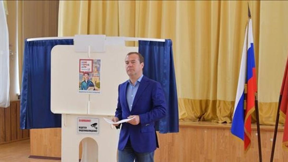 El primer ministro Dmitri Medvédev, tras votar ayer.