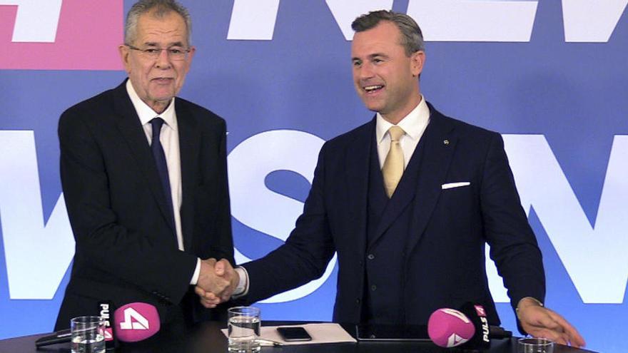 A l&#039;esquerra, el nou prsident austríac, A. Van der Bellen ,saludant Norbert Hofer