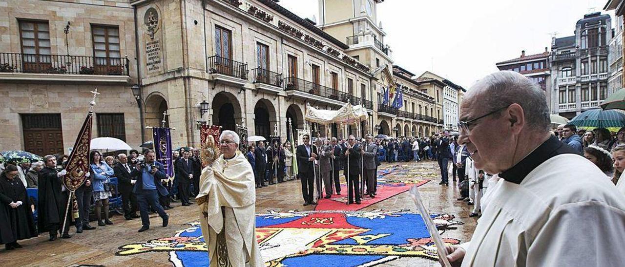 El deán de la Catedral, Benito Gallego, a su llegada a la plaza del Ayuntamiento, frente a San Isidoro, con la procesión del Corpus en 2018.