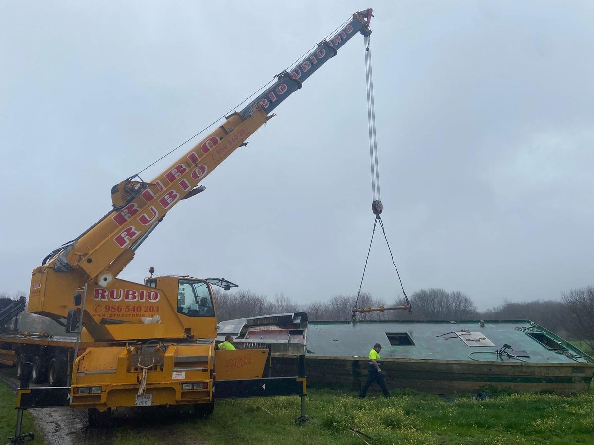 El antiguo barco que están transformando en un «knorr» para la Vikinga de Catoira.