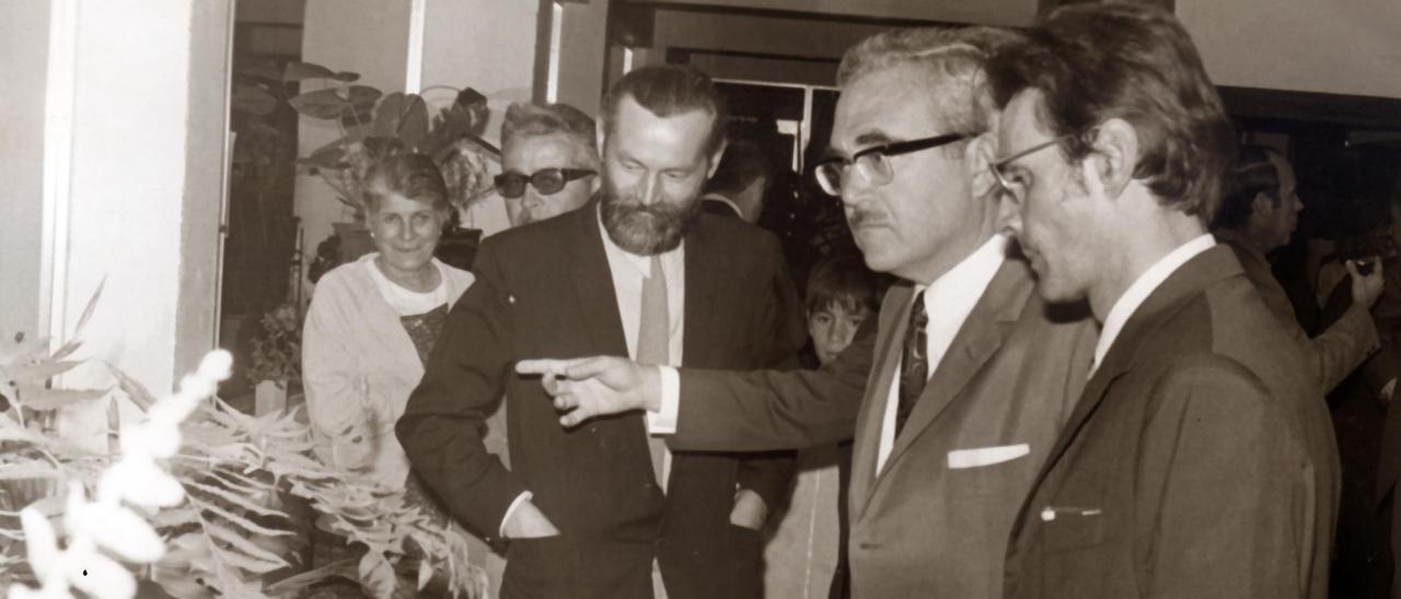 Primera exposición de flores realizada por Ascan en Las Palmas de Gran Canaria. En la imagen, el botánico Günther Kunkel y el primer presidente de la asociación, a la derecha, Luis García Correa.