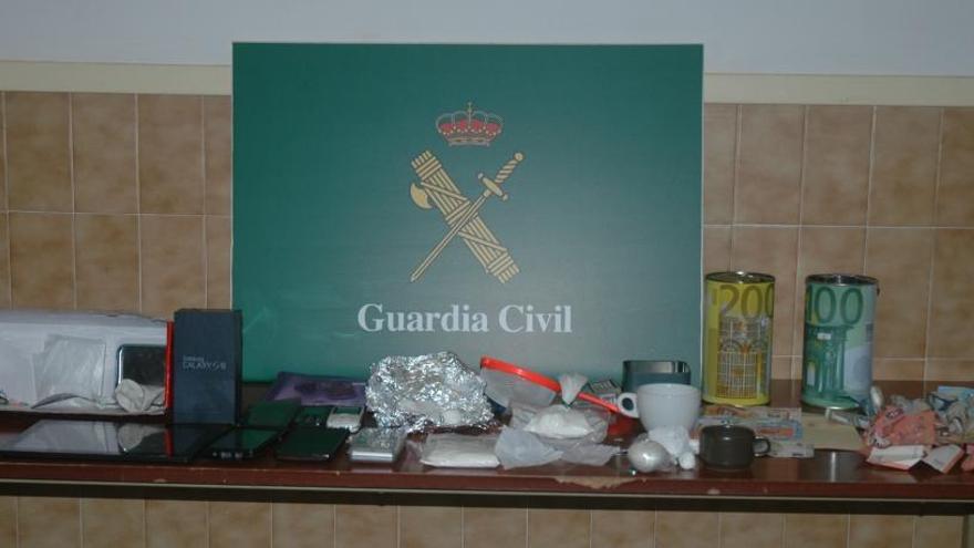 La droga i material comissat per la policia