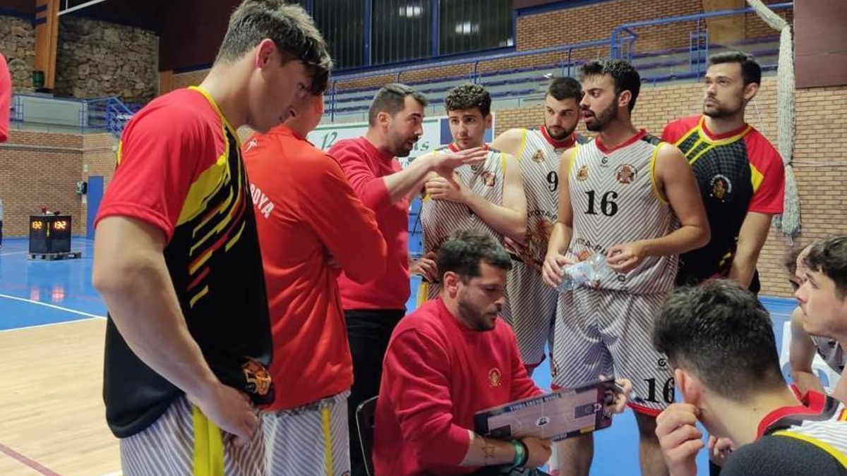 José Antonio Santaella da instrucciones en un tiempo muerto en el partido contra el Benahavís.