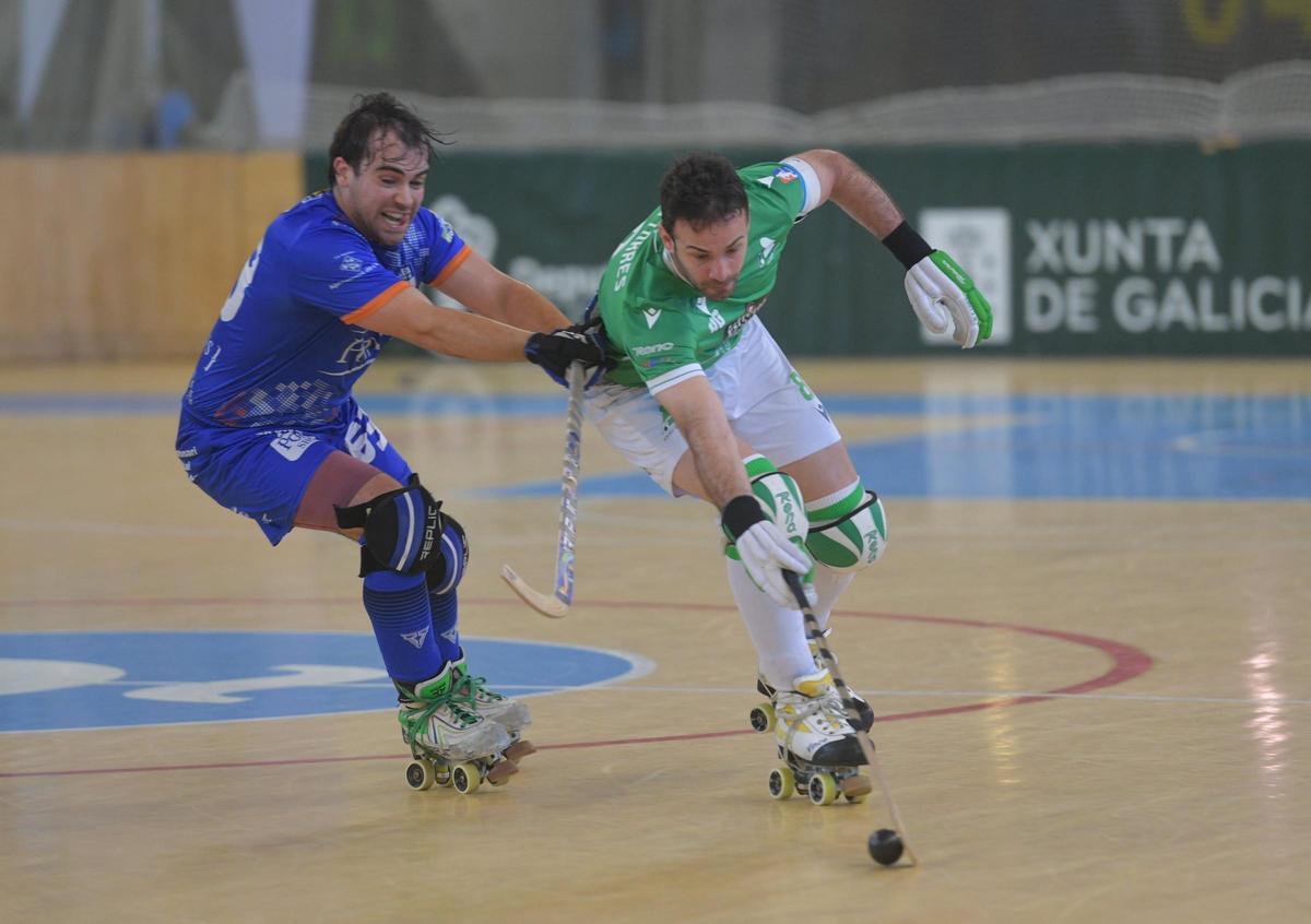 Dava Torres pugna con Badia en el Liceo-Lleida del 'play off'.