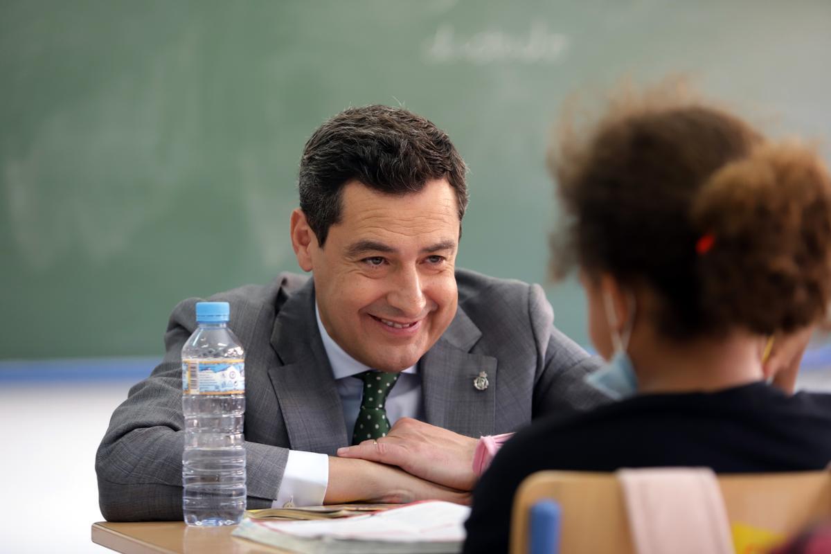 El presidente de la Junta de Andalucía, Juanma Moreno, realiza una visita institucional al CEIP Giner de los Ríos donde cursó sus estudios de Educación General Básica, EGB a 25 de mayo de 2022 en Málaga.