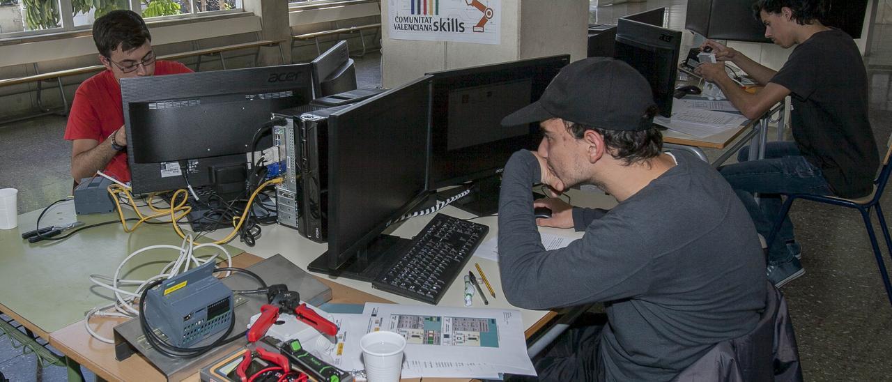 Alumnos en el campeonato de FP de Electrónica hace unos años en el IES Canvailles