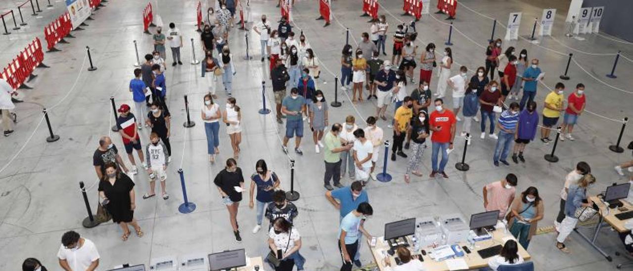 Vacunación, la pasada semana, en el Ifevi.   | PABLO HERNÁNDEZ GAMARRA