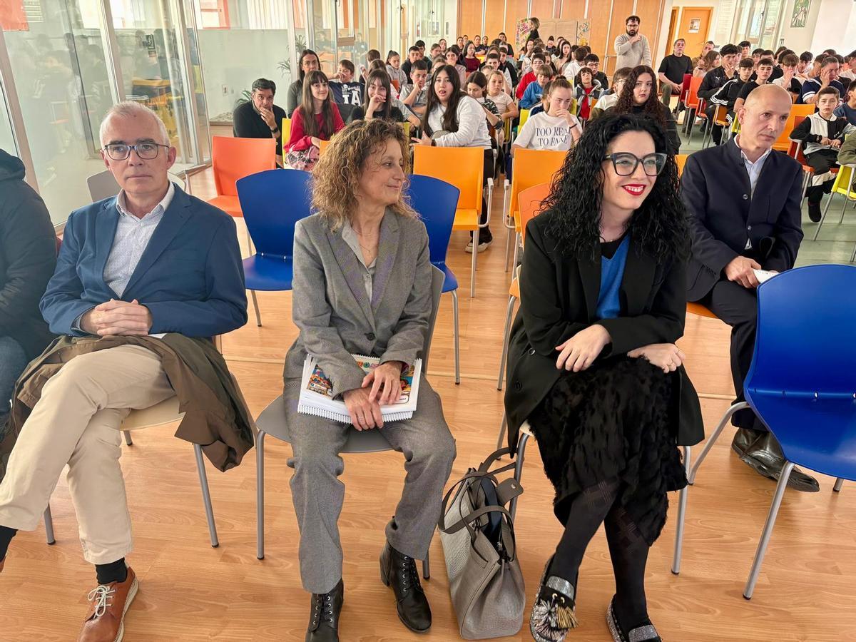 Por la izquierda, Antón García, Eva Ledo y Vanessa Gutiérrez, en la celebración de Día Internacional de la Llingua Materna en Sotrondio