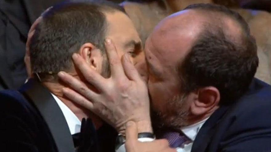 El beso entre Karra Elejalde y Dani Rovira en los Goya.