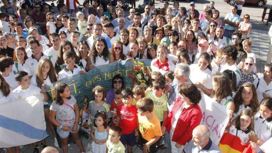 Teresa Portela entre los aficionados que se congregaron ayer en la Praza do Concello de Cangas para aplaudir su meritorio sexto puesto en la final de Río de Janeiro. // Santos Álvarez