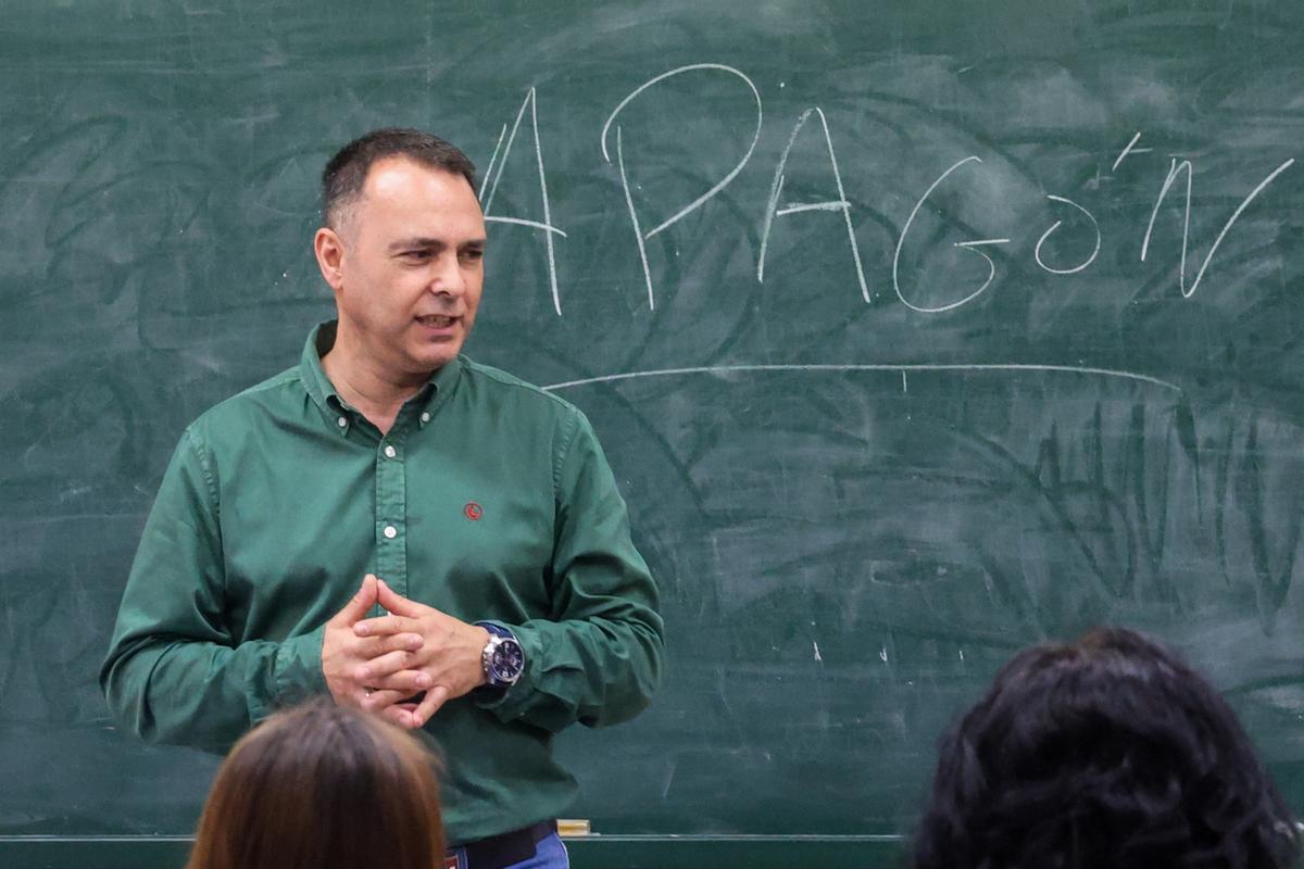 El profesor Antonio Rial Boubeta durante la charla en el colegio vilagarciano.