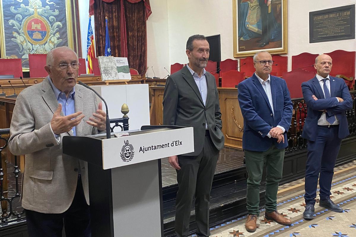 Gambín presenta su libro del Centenario del Elche rodeado de leyendas y expresidentes Gambín presenta su libro del Centenario del Elche rodeado de leyendas y expresidentes