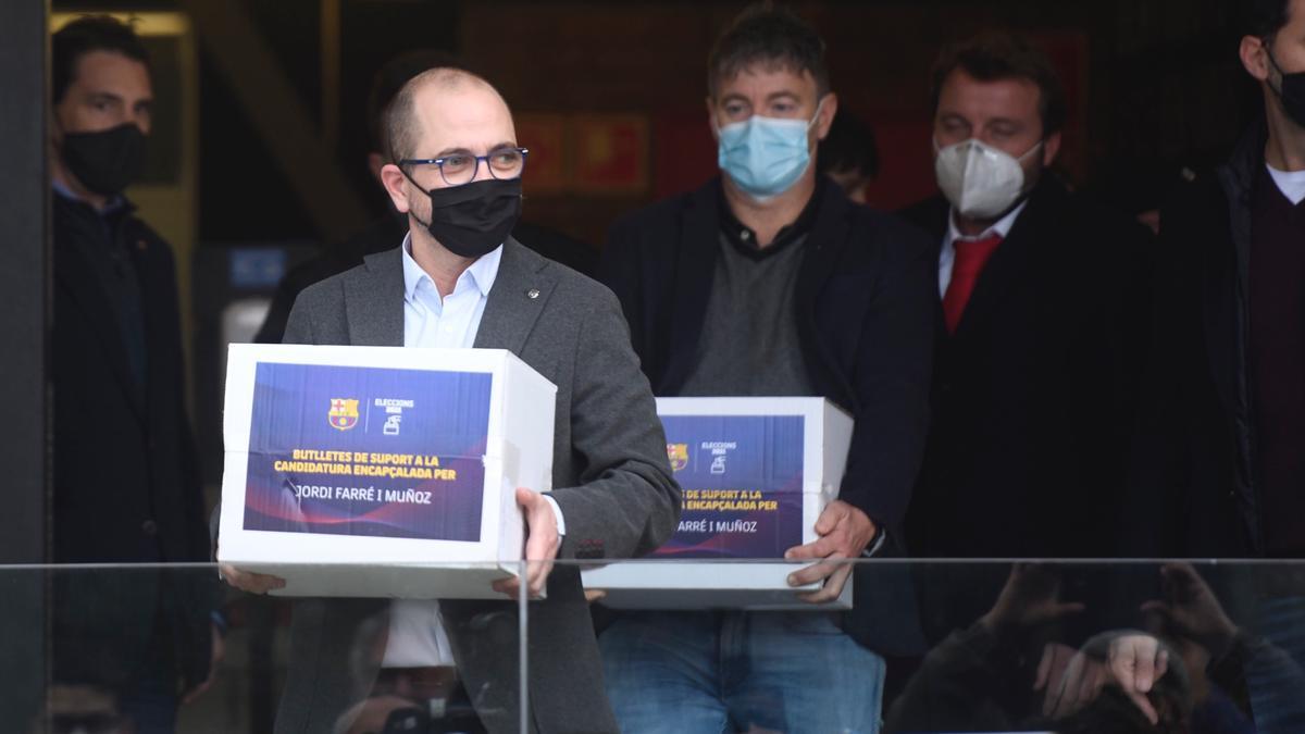 Jordi Farré recoge las papeletas.