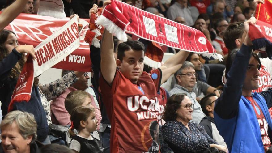Aficionados elevando sus bufandas en el partido ante el Breogán. | ISRAEL SÁNCHEZ