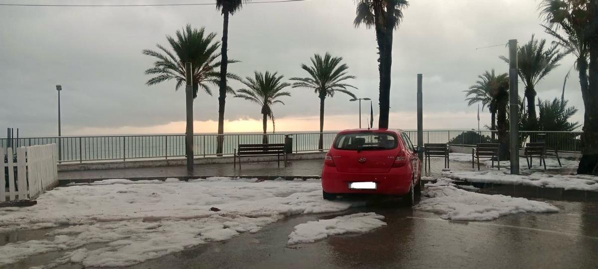 El granizo acumulado junto a la playa de la Torre de la Horadada