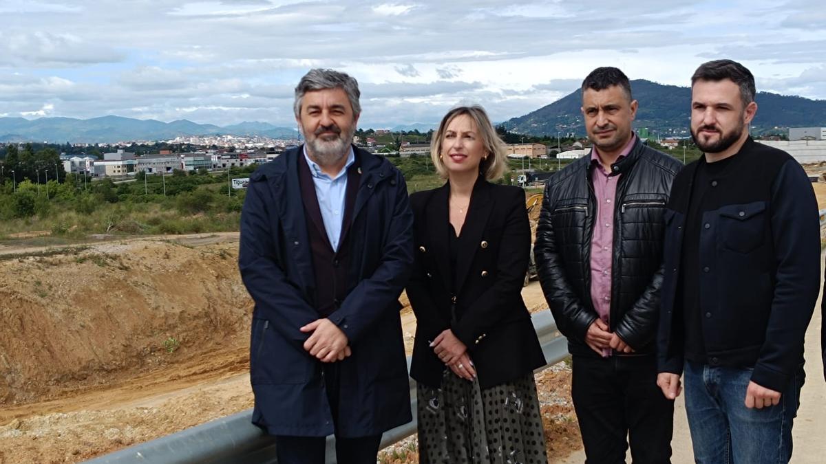 Alejandro Calvo, Susana Madera, Javier Rodríguez y Jorge García, este jueves, durante la visita a las obras de la AS-17 en Bobes.