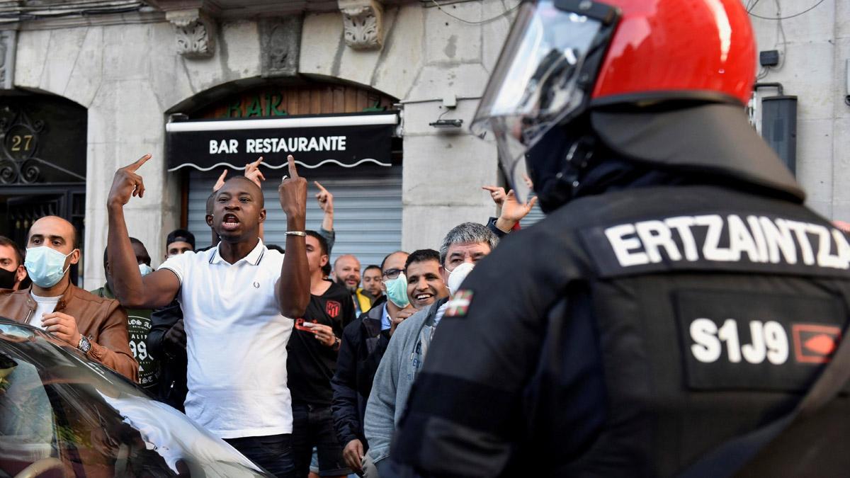 La Ertzaintza carga en Bilbao tras un mitin de Vox