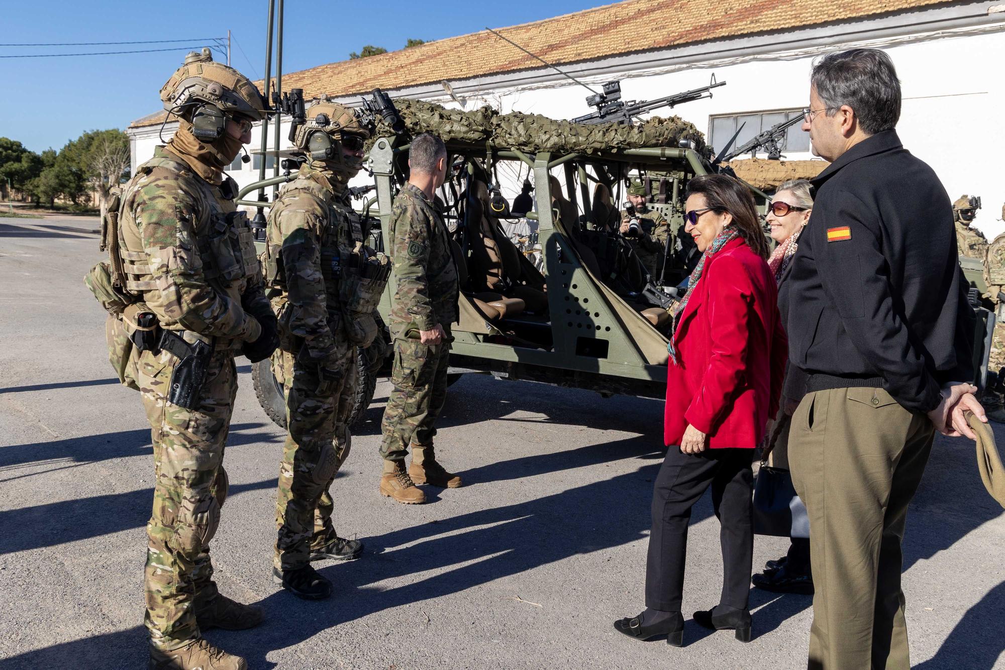 La ministra de Defensa Robles supervisa en el cuartel de Rabasa el nuevo material adquirido por el Mando de Operaciones Especiales