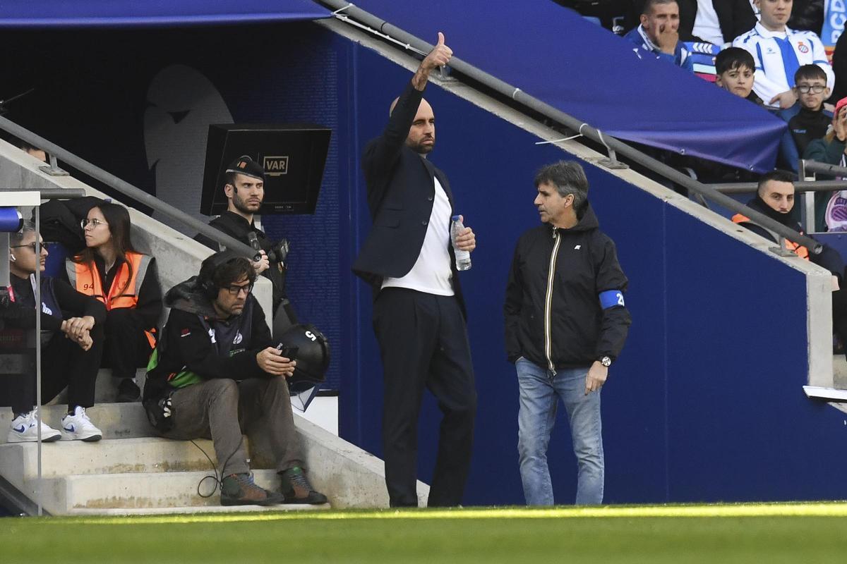 Giráldez anima a los suyos durante los mejores minutos del Celta en el partido.