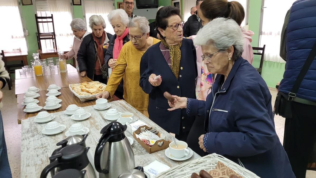 Desayuno de convivencia en la barriada de la Antigua.